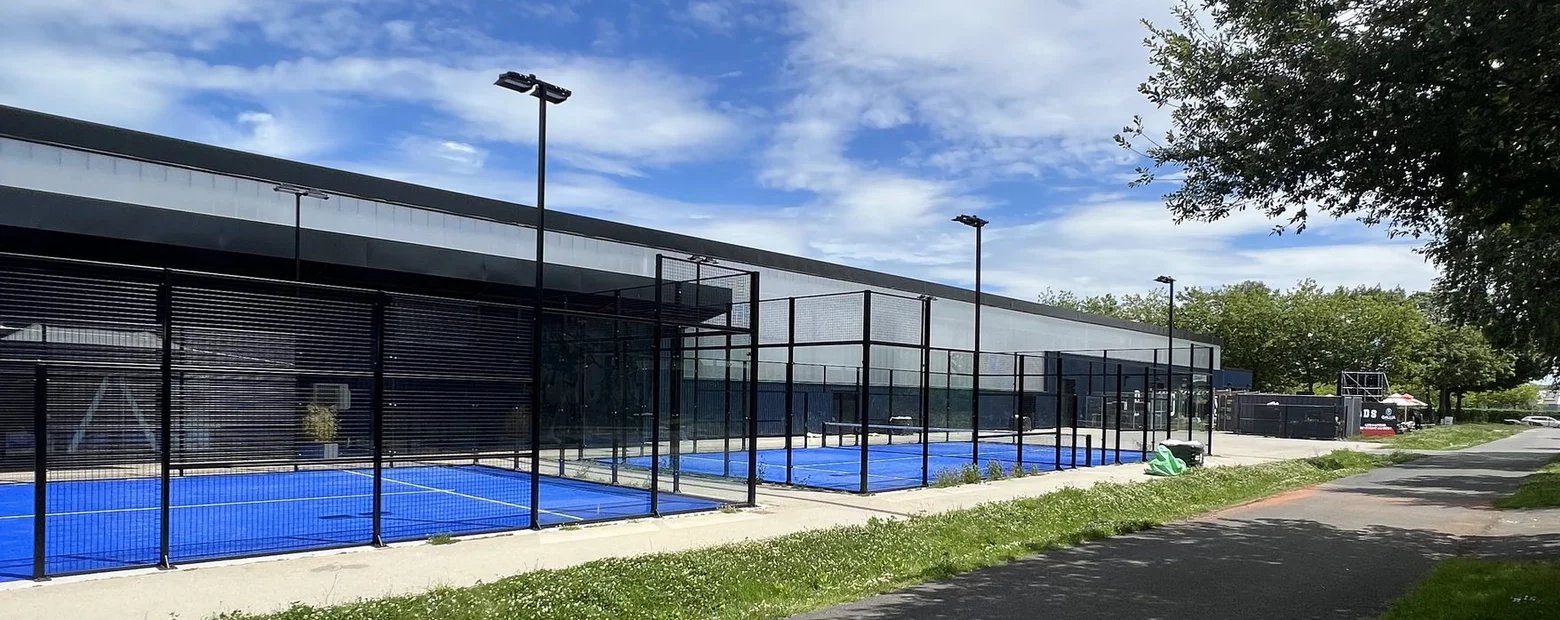 Terrains de padel extérieurs fournis par Padel Solutions à Saint-Brieuc