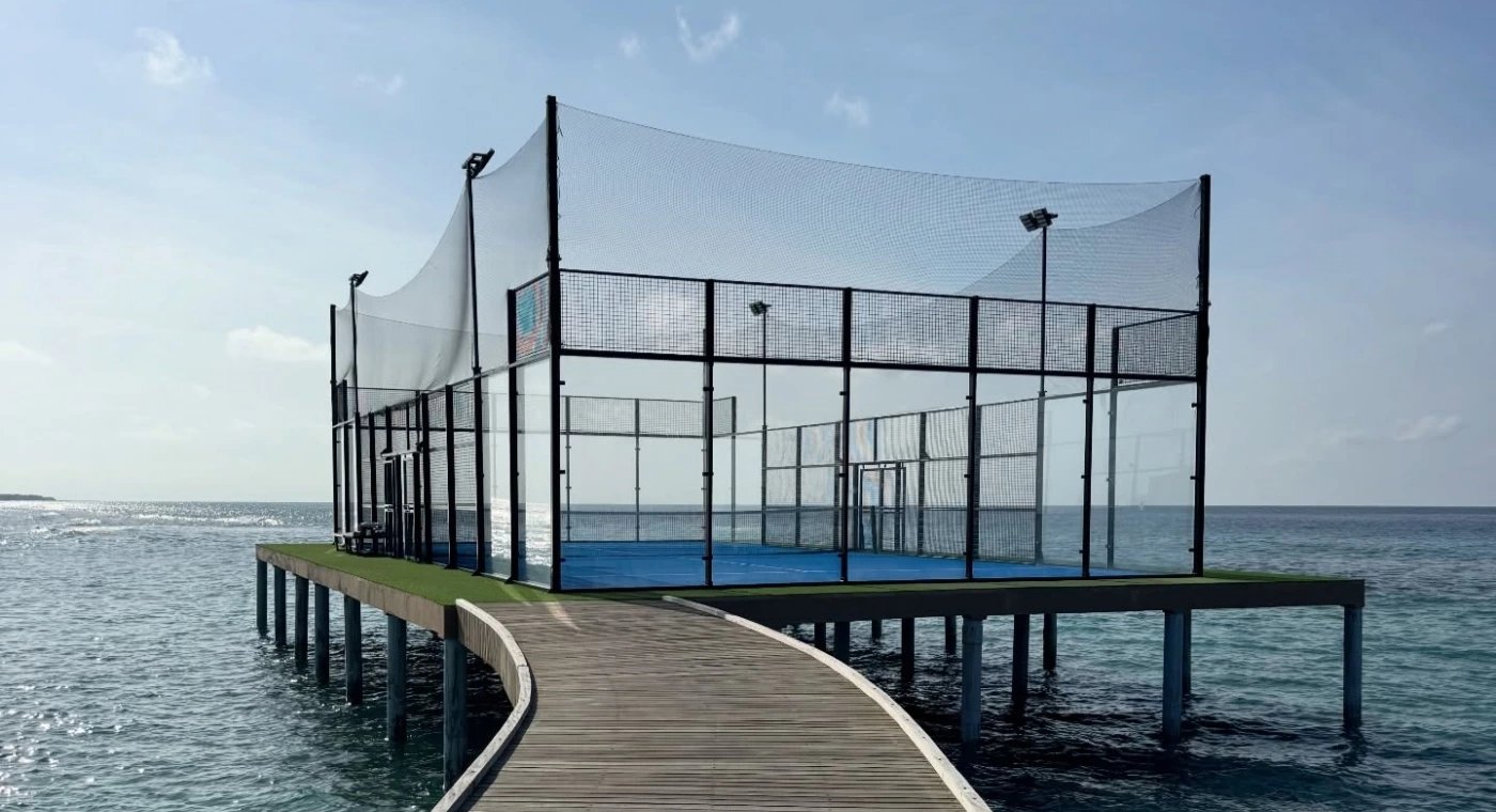 Terrain de padel sur pilotis au-dessus de l'eau