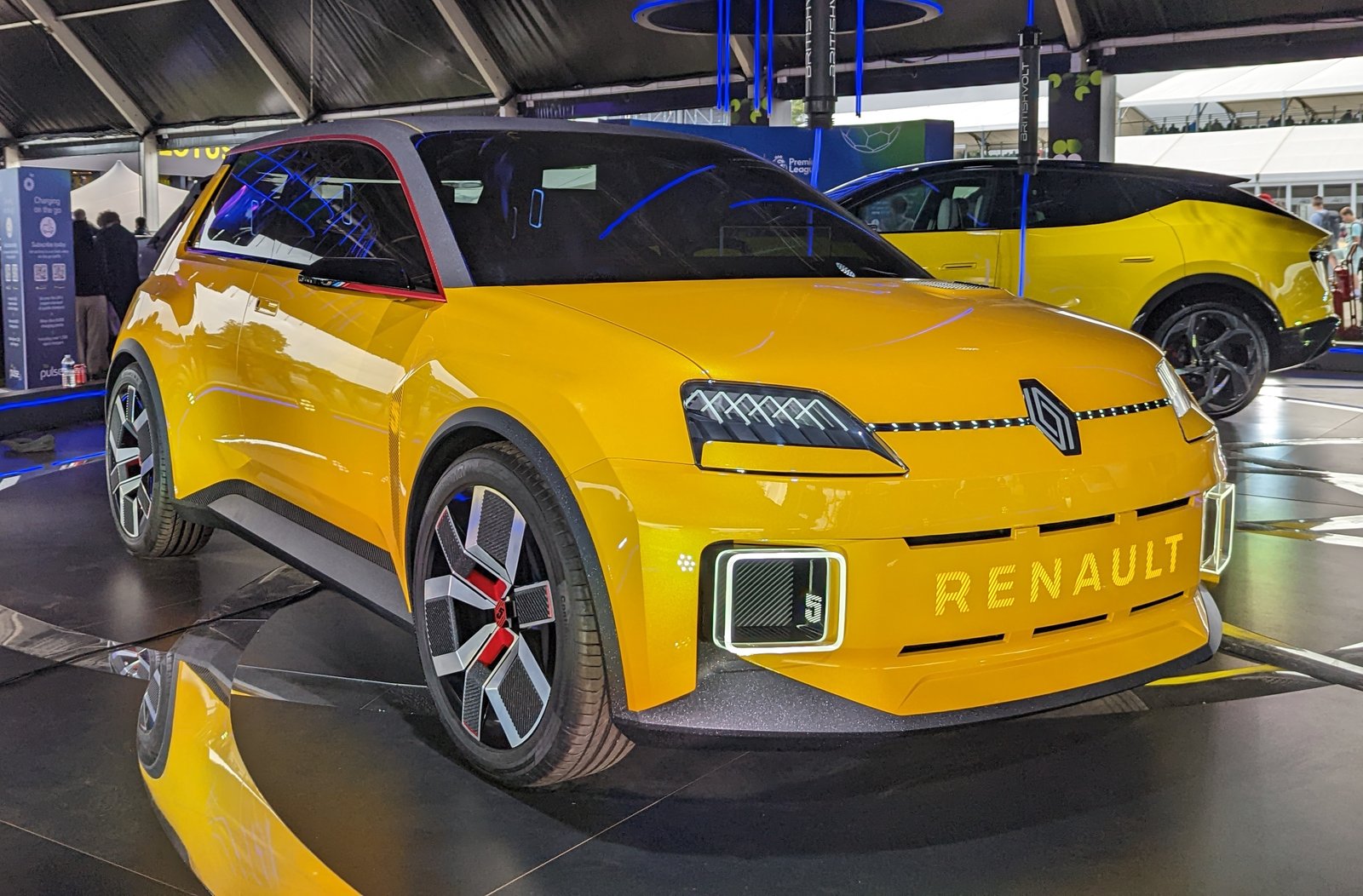 Douai a fabriqué 100 000 Renault 5 électriques en 15 mois, et cherche déjà 350 bras de plus