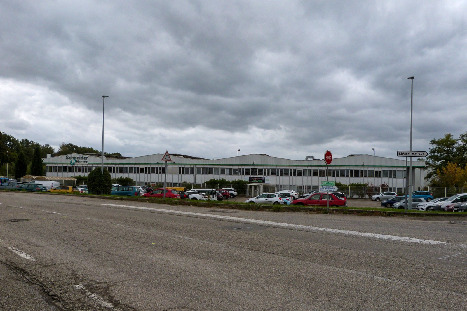 Chasseneuil-du-Poitou, la énième usine Schneider Electric fermée en France depuis 2010